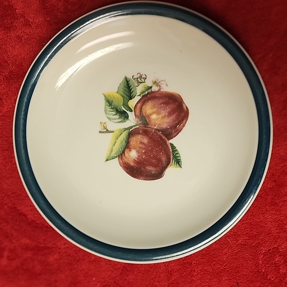 ☆Set of 4. Casuals by China Pearl. Apple Pattern with Green Rim. Salad Plates.☆ - Picture 3 of 10